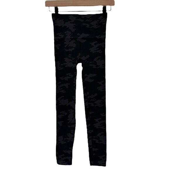 Spanx Camo Leggings Size SMALL Look At Me Now Black Seamless Shaping FL3515 NWT - Picture 9 of 10